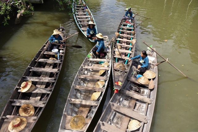 Pra Cha Rat floating market on a shaded canal in Surat Thani