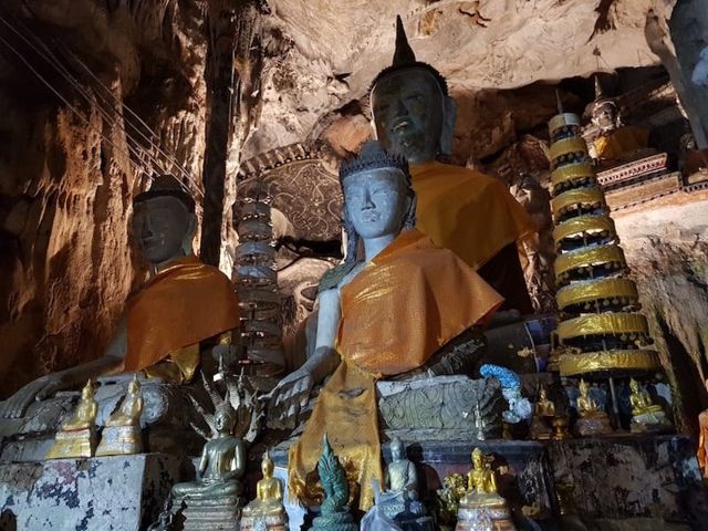 Wat Tham Singkhon — Buddhist cave temple